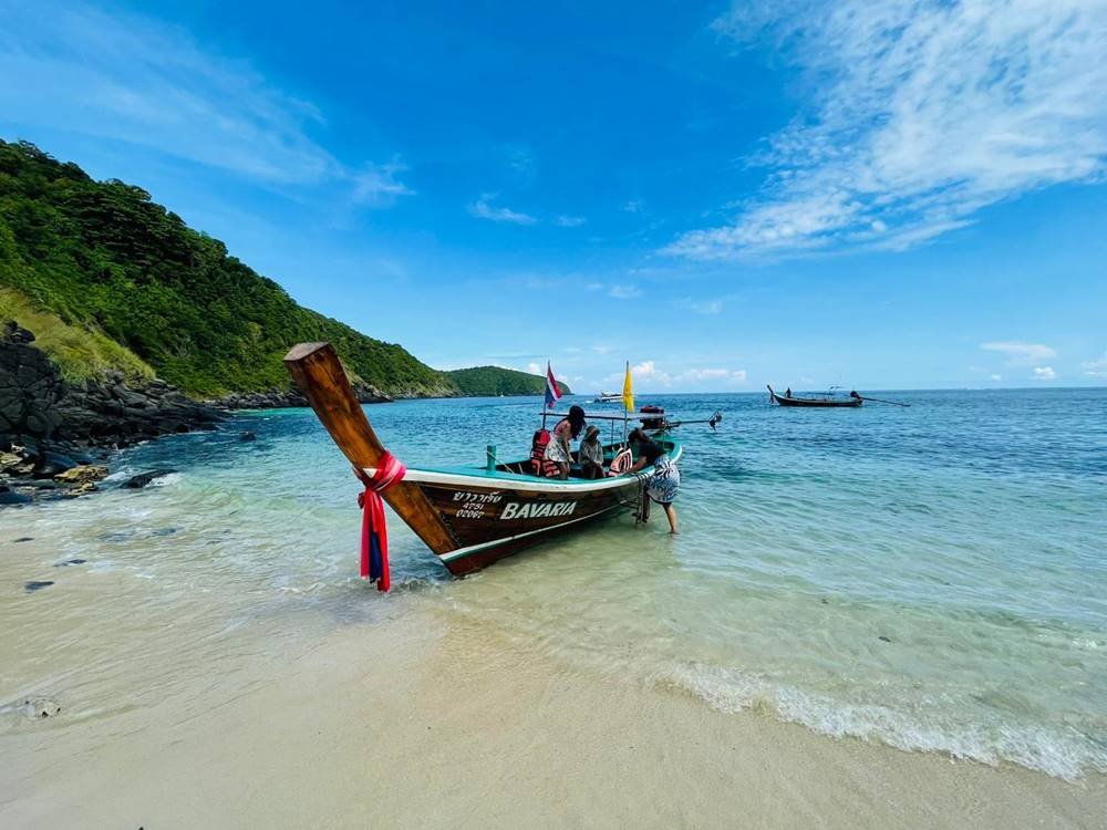 قارب على شاطئ جزيرة بون