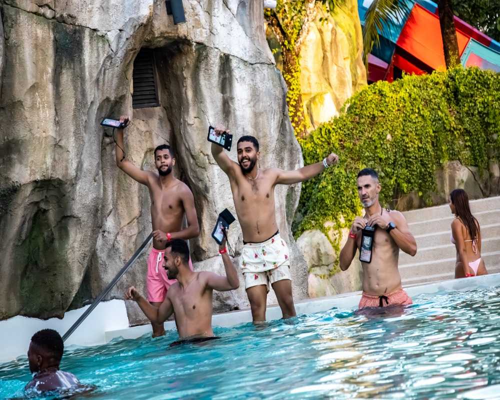 الاستمتاع بالألعاب المائية في رحلة اندماندا وواتر بارك