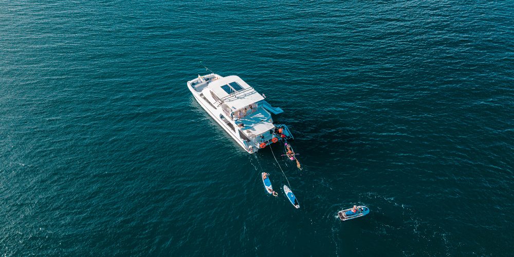 الأستمتاع بالألعاب المائية في رحلة جيمس بوند بالقارب الفاخر