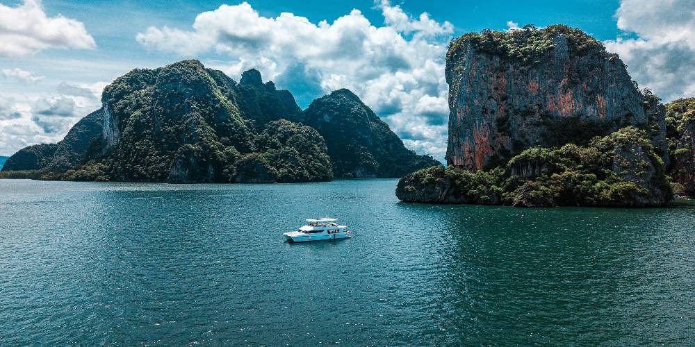 استمتع برحلتك لجيمس بوند بالقارب المميز