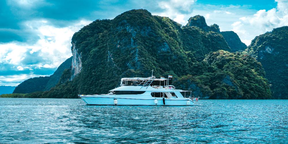 القارب-الفاخر- في-رحلة-جيمس-بوند