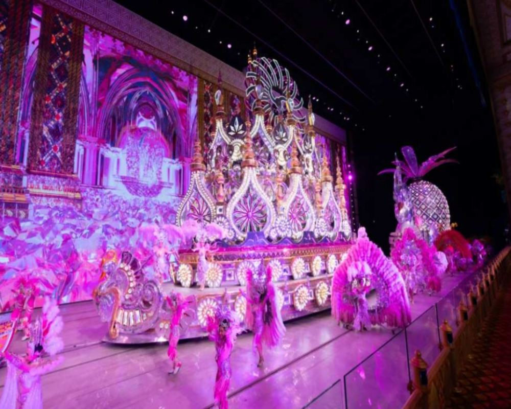 كرنفال ماجيك (Carnival Magic) في بوكيت مع بوفية عشاء فاخر